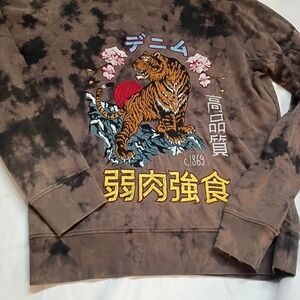 Men's Graphic Crewneck Sweater with Tiger Design